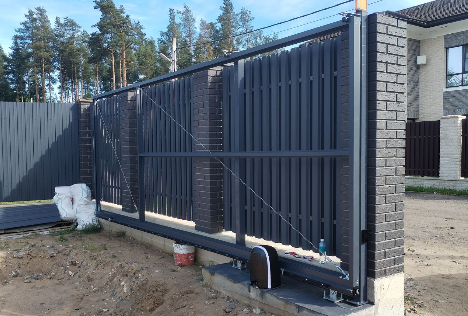 Откатные ворота и калитка Alutech 